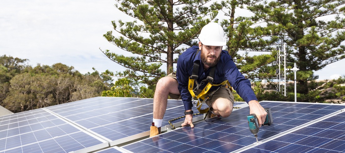 installatör utför en solcellsinstallation