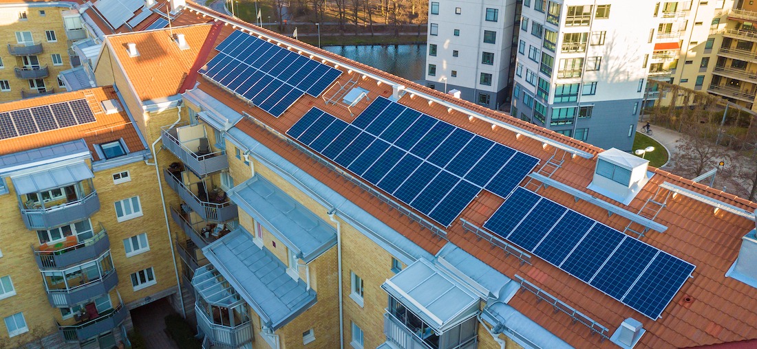 solceller på taket av en bostadsrättsförening