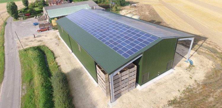 Solceller på taket av en jordbruksfastighet