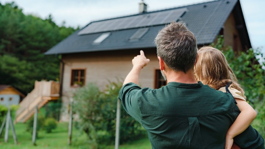 Man och barn tittar på solceller