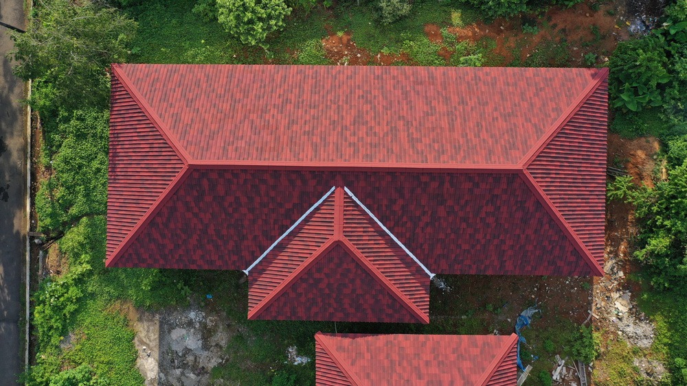 ett hus med ett valmat tak i bra skick